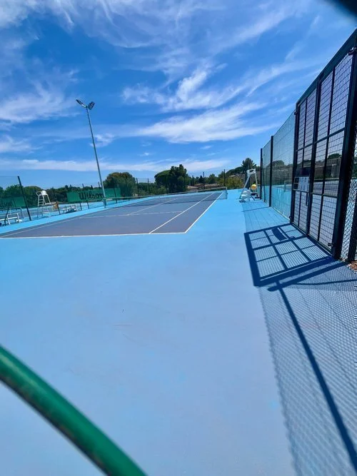 Neue Resin-Hartplätze mit LED-Flutlicht