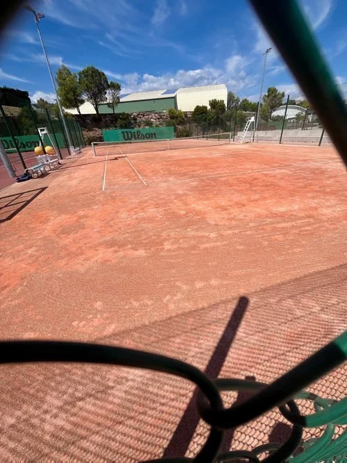 Moderne Hallen-Sandplätze an der Côte d’Azur