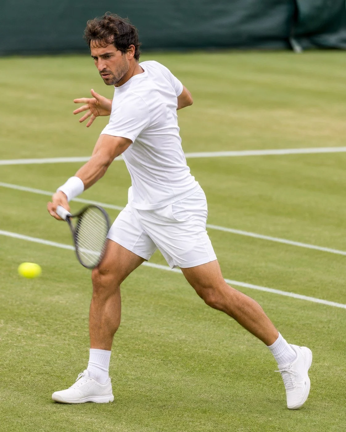 Tennisspieler trifft eine Topspin-Vorhand aus halboffener Beinstellung auf einem Rasenplatz